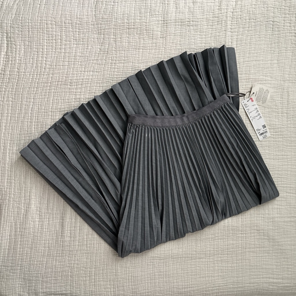 Uniqlo pleated midi skirt in grey - Picture 2 of 6